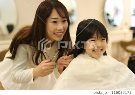 美容室で髪の毛を切る女の子 ヘアドネーションイメージ 美容室で髪の毛を切る女の子 ヘアドネーションイメージ 116023172