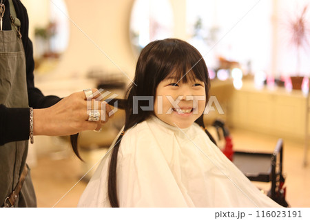 美容室で髪の毛を切る女の子 ヘアドネーションイメージ 美容室で髪の毛を切る女の子 ヘアドネーションイメージ 116023191