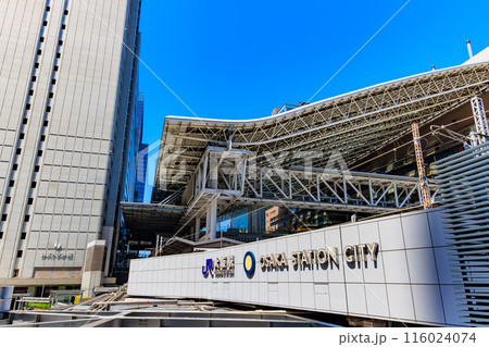 大阪府　大阪市　大阪駅周辺の都市風景（大阪ステーションシティ） 116024074