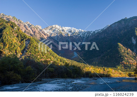 秋の上高地《朝の風景》日の出直後の穂高連峰 116024239