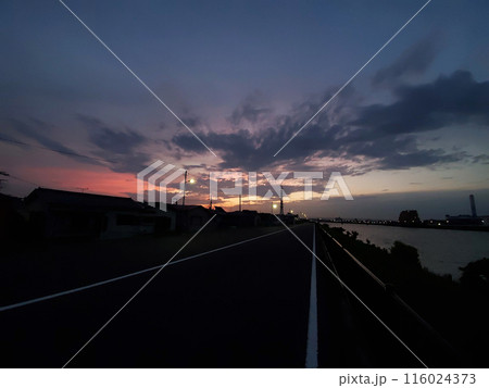 川土手から見た夕焼け空2 116024373