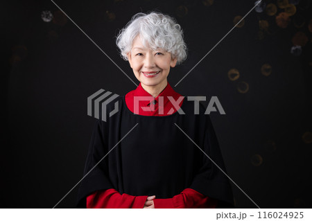 シニアメンターとして退職後のセカンドキャリアを充実させる60代女性 シニアメンターとして退職後のセカンドキャリアを充実させる60代女性 116024925