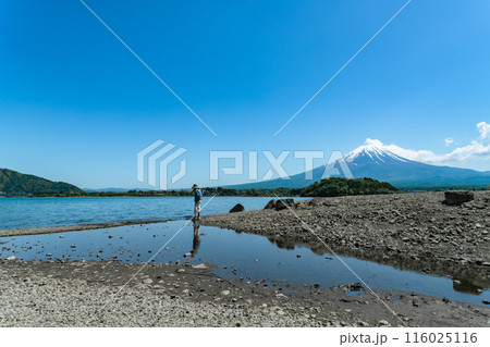 河口湖から見る美しい富士山 河口湖から見る美しい富士山 116025116