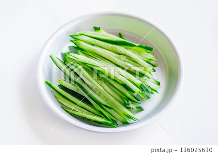 皿に盛ったきゅうりの千切り 116025610