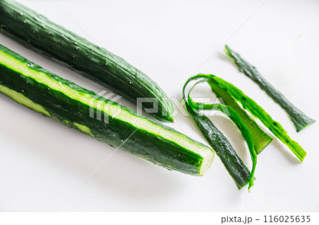 きゅうりの皮むき 116025635