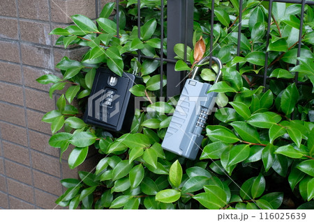 民泊用に設置されたマンション外のキーボックス 116025639