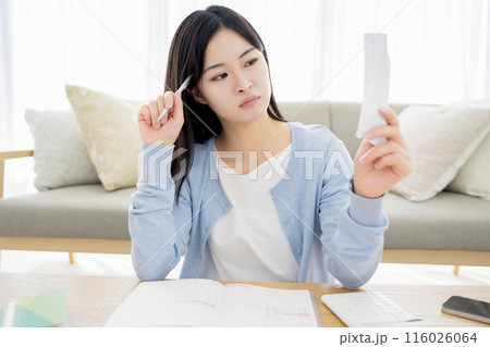 家計簿をつける女性 116026064