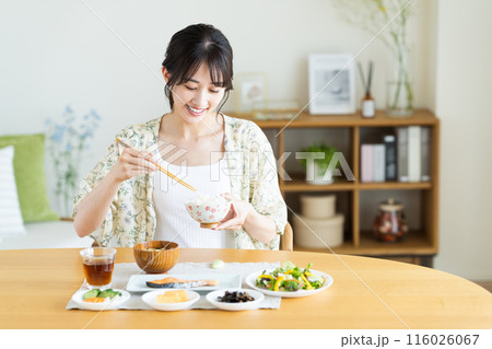 朝御飯を食べる若い女性 116026067