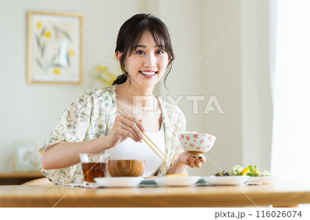 朝御飯を食べる若い女性 116026074