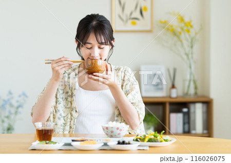 朝御飯を食べる若い女性 116026075