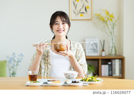 朝御飯を食べる若い女性 朝御飯を食べる若い女性 116026077