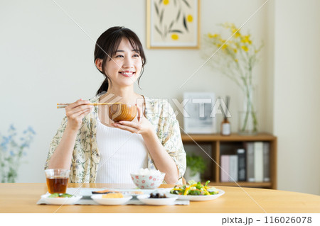 朝御飯を食べる若い女性 朝御飯を食べる若い女性 116026078