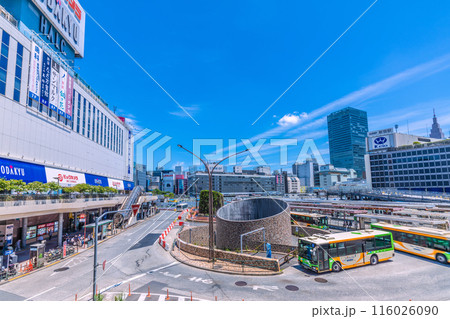日本の東京都市景観 新宿駅西口再開発。小田急百貨店の解体が進む…=令和6年6月12日 日本の東京都市景観 新宿駅西口再開発。小田急百貨店の解体が進む…=令和6年6月12日 116026090