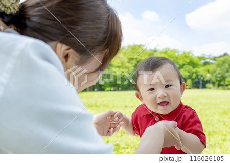 公園で遊ぶ幼児と母親 公園で遊ぶ幼児と母親 116026105