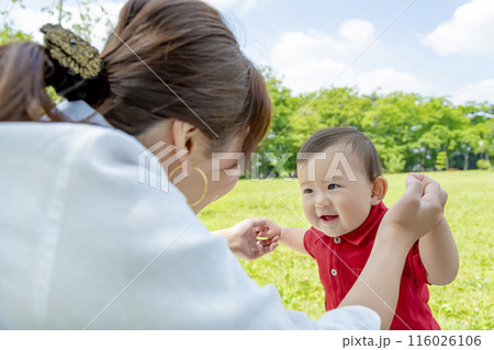 公園で遊ぶ幼児と母親 公園で遊ぶ幼児と母親 116026106