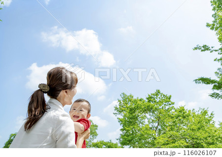 公園で遊ぶ幼児と母親 116026107