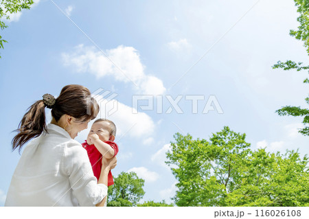 公園で遊ぶ幼児と母親 116026108