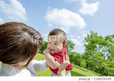 公園で遊ぶ幼児と母親 116026109