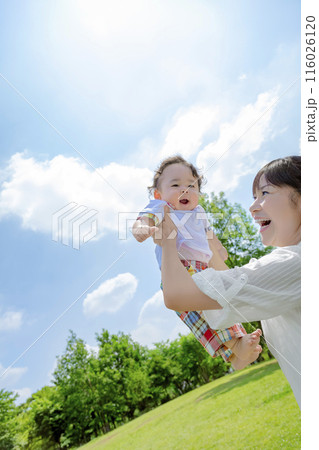公園で幼児を高く掲げる母親 公園で幼児を高く掲げる母親 116026120