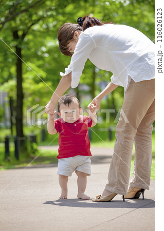 公園で遊ぶ幼児と母親 116026123