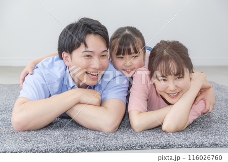 リビングで寝そべる親子 リビングで寝そべる親子 116026760
