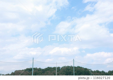 雲が多い晴れた空と野球場のネット 116027120