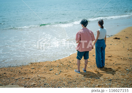 海辺の男女 116027155