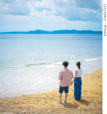 海辺の男女 116027157
