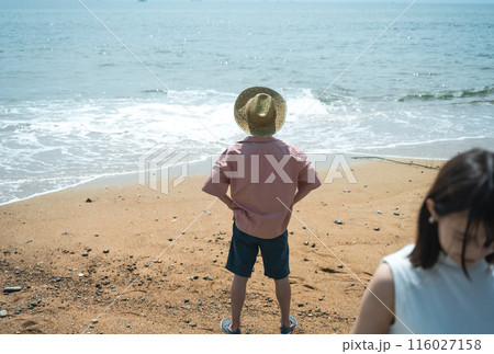 海辺の男女 116027158