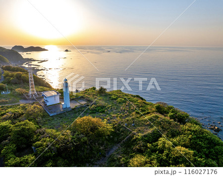 弾埼灯台と二ツ亀(新潟県佐渡市 ※二ツ亀は奥) 弾埼灯台と二ツ亀(新潟県佐渡市 ※二ツ亀は奥) 116027176