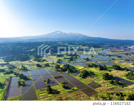 早朝の鳥海山と九十九島（秋田県にかほ市） 116027182