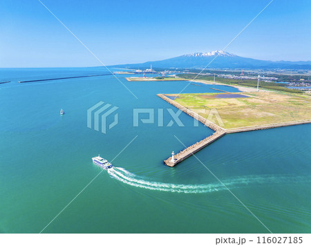 鳥海山と飛島フェリー(山形県酒田市) 鳥海山と飛島フェリー(山形県酒田市) 116027185