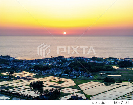 夕陽の日本海と九十九島(秋田県にかほ市) 夕陽の日本海と九十九島(秋田県にかほ市) 116027186