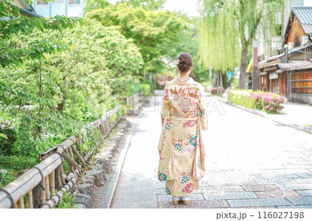 記念撮影する着物姿の若い女性 116027198
