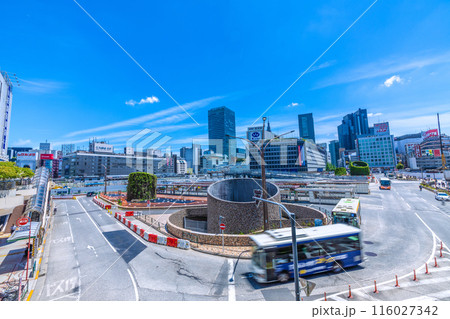 日本の東京都市景観 新宿駅西口再開発。小田急百貨店の解体が進む…=令和6年6月12日 日本の東京都市景観 新宿駅西口再開発。小田急百貨店の解体が進む…=令和6年6月12日 116027342