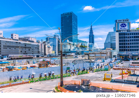 日本の東京都市景観 新宿駅西口再開発。小田急百貨店の解体が進む…=令和6年6月12日 日本の東京都市景観 新宿駅西口再開発。小田急百貨店の解体が進む…=令和6年6月12日 116027346