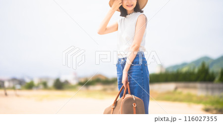 カバンを持った女性 116027355