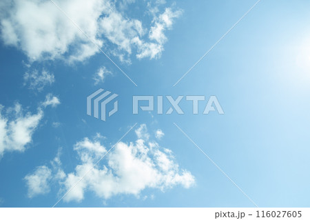 真っ青な夏の青空と白い雲の写真素材 [116027605] - PIXTA