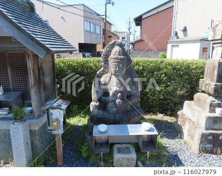 京都宇治市にある穏やかな顔をした石仏、石造聖観音菩薩坐像、鎌倉時代の石仏で通称、東屋観音 116027979