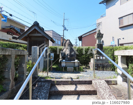 京都宇治市にある穏やかな顔をした石仏、石造聖観音菩薩坐像、鎌倉時代の石仏で通称、東屋観音 116027980