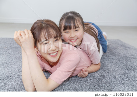 ママの背中に乗って遊ぶ娘 ママの背中に乗って遊ぶ娘 116028011