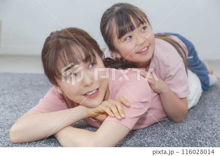 ママの背中に乗って遊ぶ娘 116028014