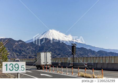 東名高速道路由比PAから見える冠雪した富士山 東名高速道路由比PAから見える冠雪した富士山 116028299