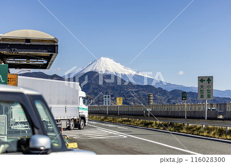 東名高速道路由比PAから見える冠雪した富士山 116028300