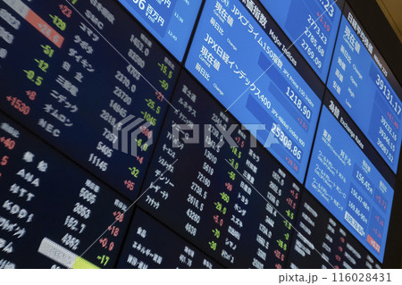 株価チャートを表示する青色のデジタルマルチディスプレイ 株価チャートを表示する青色のデジタルマルチディスプレイ 116028431