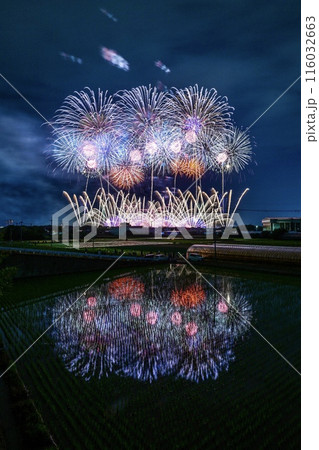 水田に映る京都芸術花火　リフレクションは絵画の様1 116032663