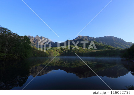 戸隠高原の鏡池、湖面に映った戸隠連峰 戸隠高原の鏡池、湖面に映った戸隠連峰 116032755