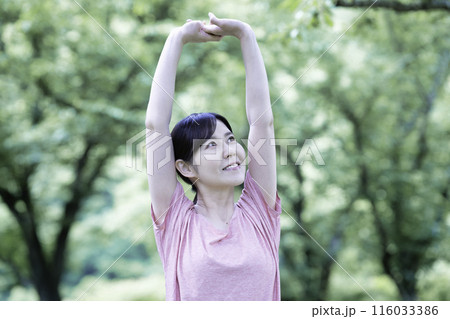 新緑でストレッチをする女性 116033386