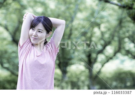 新緑でストレッチをする女性 116033387