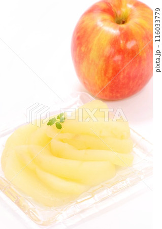 リンゴのコンポート　甘煮　明るい背景　デザート 116033779